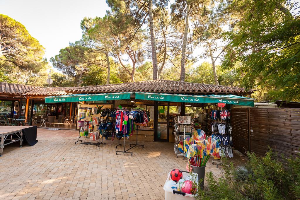 Camping La Sousta**** Remoulins Eksteriør billede