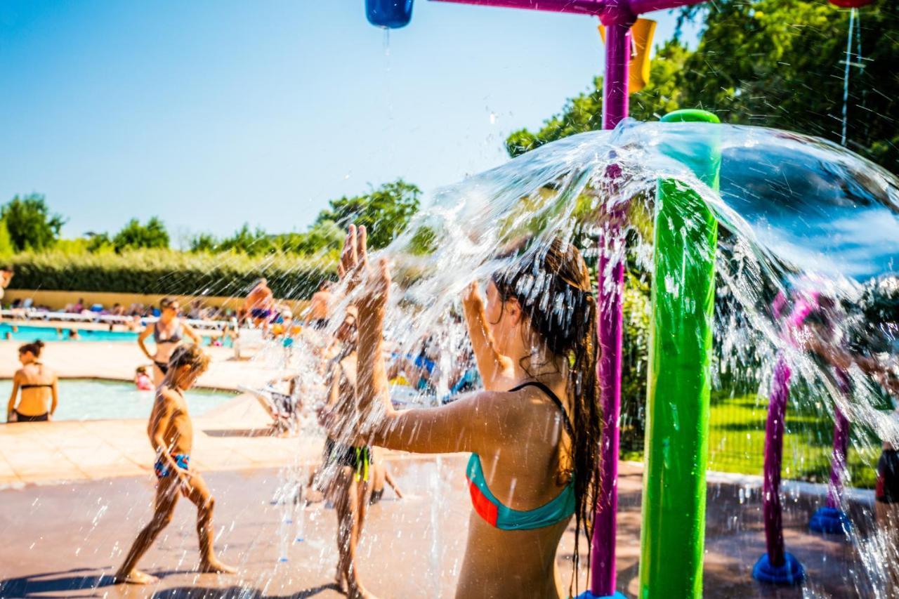 Camping La Sousta**** Remoulins Eksteriør billede
